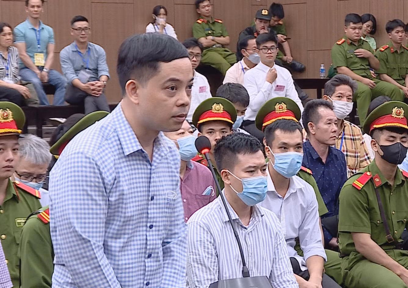 Phiên tòa xét xử vụ án “chuyến bay giải cứu”: Cựu Thư ký Thứ trưởng Bộ Y tế nhận hối lộ 42,6 tỷ đồng lĩnh án chung thân -0