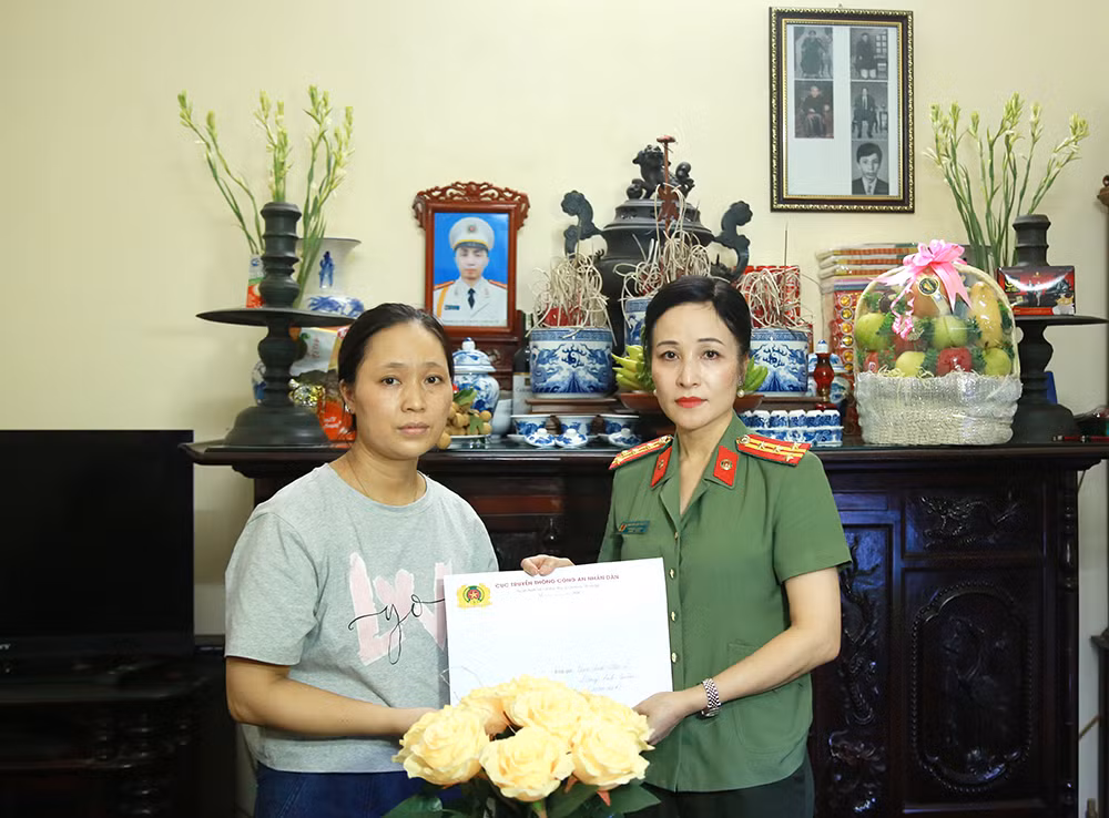 Món quà nghĩa tình gửi tặng gia đình các liệt sĩ -1