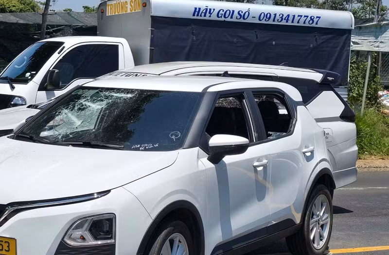 Mâu thuẫn với vợ, đật nát kính xe taxi giữa quốc lộ 20 -0