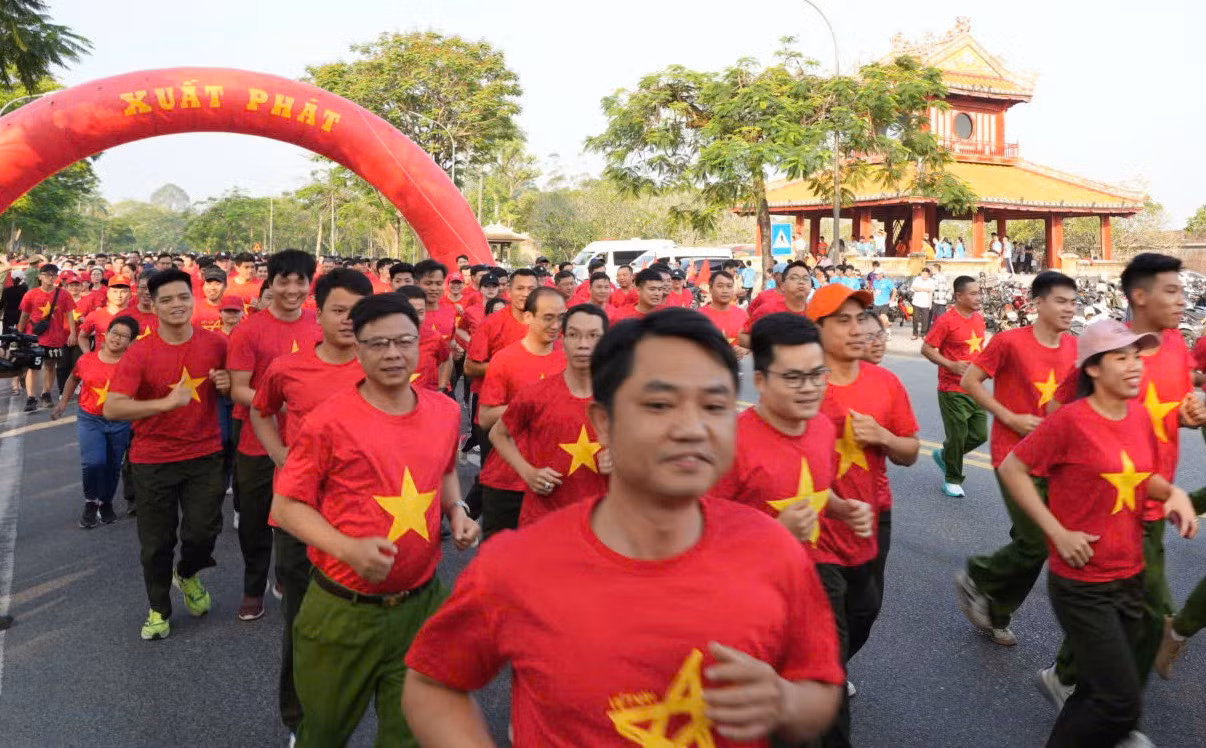 Hơn 1.000 cán bộ, chiến sĩ Công an TP Huế tham gia Ngày chạy Olympic vì sức khỏe toàn dân -0