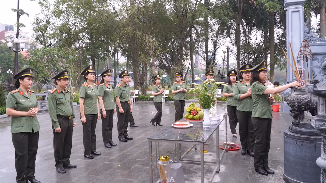Cục Hồ sơ nghiệp vụ dâng hoa, dâng hương tưởng niệm Anh hùng liệt sĩ Võ Thị Sáu -0