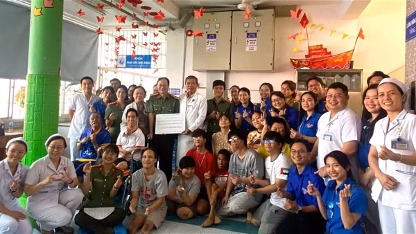 Bệnh viện 30-4 thăm hỏi, tặng quà các em nhỏ có hoàn cảnh đặc biệt khó khăn và khuyết tật