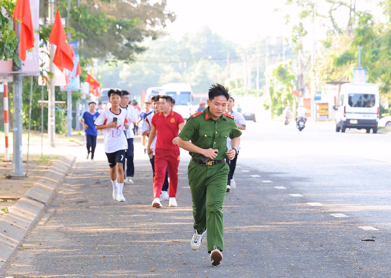 Miền Tây Nam bộ sôi nổi “Ngày chạy Olympic: Vì sức khỏe toàn dân - Vì an ninh Tổ quốc” -0