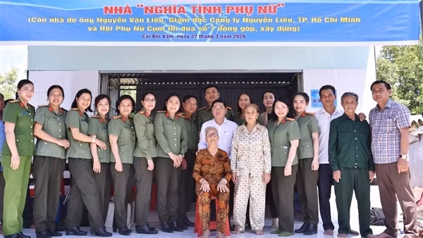 Hội Phụ nữ Cụm thi đua số 7 tặng nhà “Nghĩa tình phụ nữ” tại Cà Mau