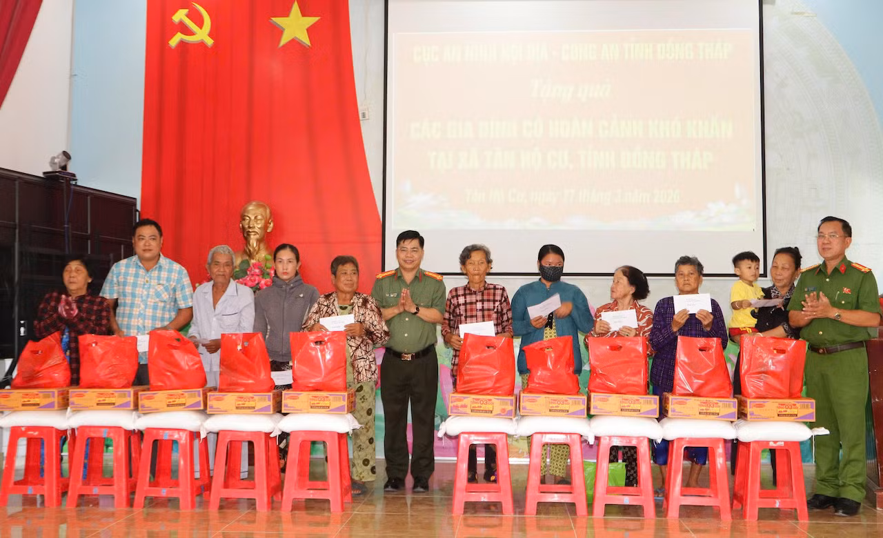 Cục An ninh nội địa tặng quà cho người dân xã biên giới tỉnh Đồng Tháp -0