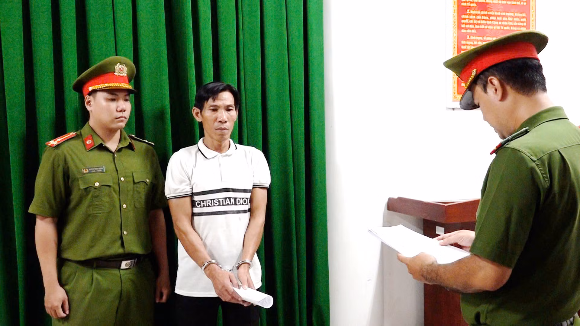 Bắt tạm giam hai đối tượng 