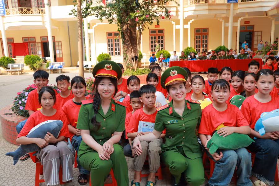 Học viện Cảnh sát nhân dân mang nhiều phần quà ý nghĩa về với học sinh và cán bộ Công an biên giới -0