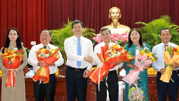 Đồng chí Đồng Văn Thanh và Trương Cảnh Tuyên đắc cử Chủ tịch HĐND, UBND TP Cần Thơ