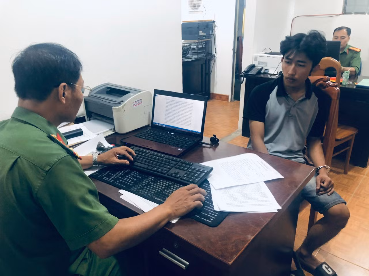 Giận vợ, đập nát kính xe taxi -0