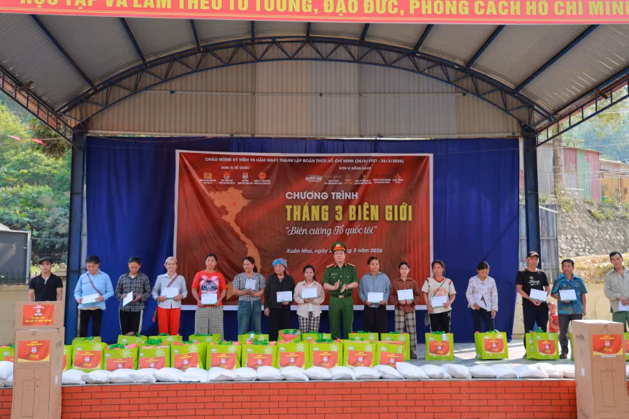 Học viện Cảnh sát nhân dân mang nhiều phần quà ý nghĩa về với học sinh và cán bộ Công an biên giới -0