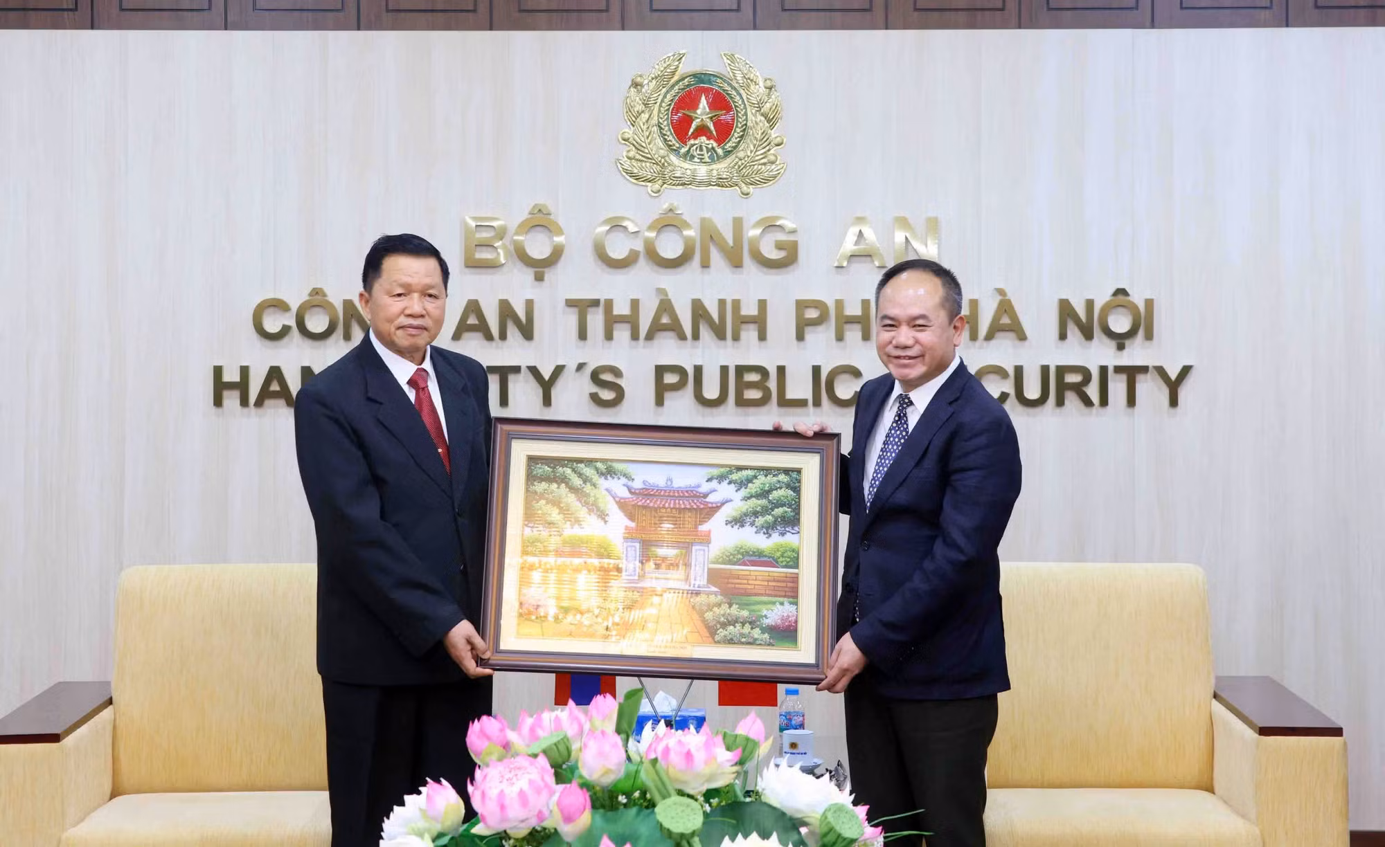 Đoàn đại biểu cấp cao Bộ Công an Lào thăm và làm việc với Công an thành phố Hà Nội -0