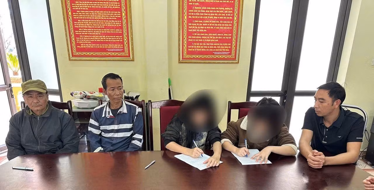 Công an đưa 2 nữ sinh bỏ học trở lại trường -0