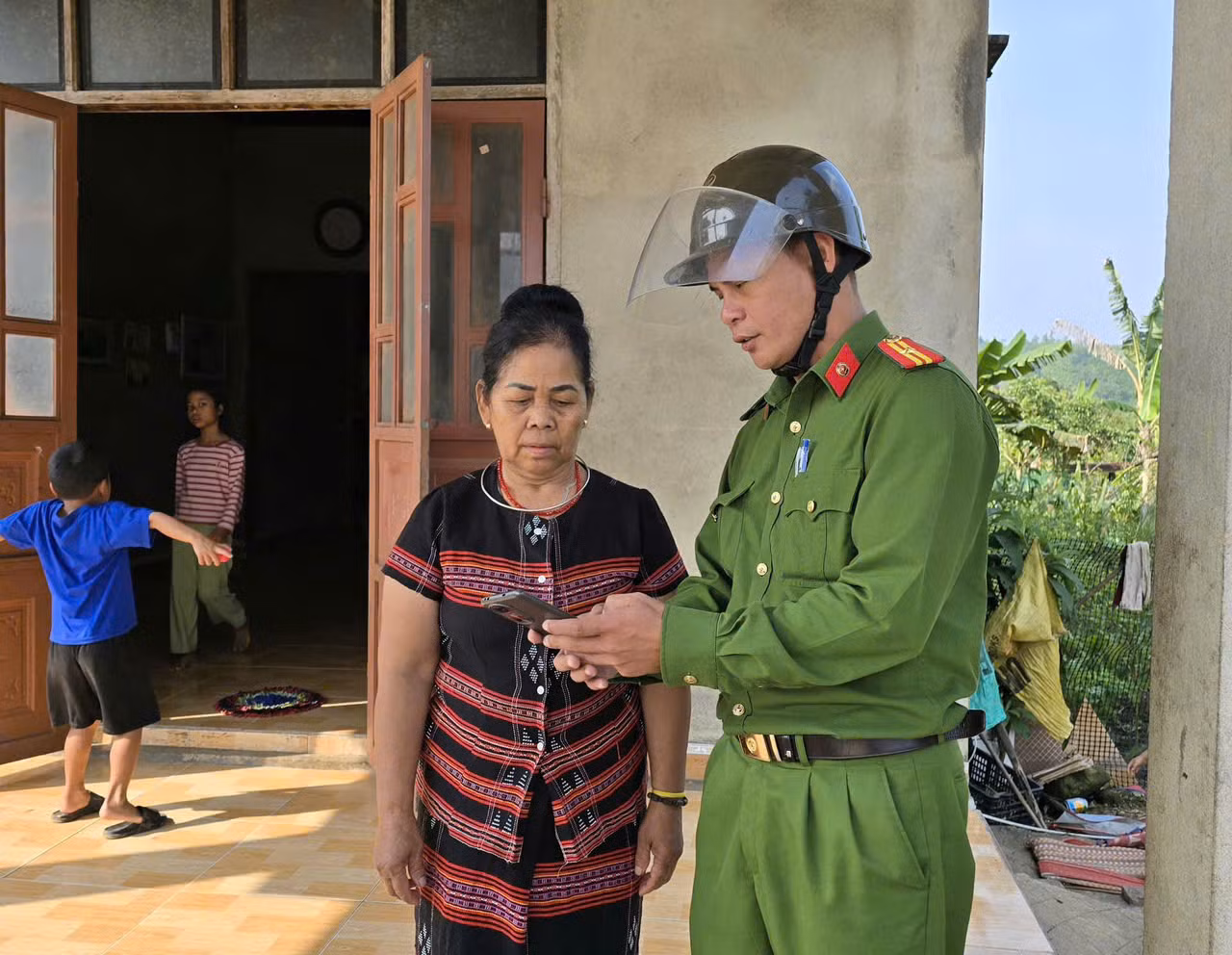 Công an xã giúp dân tích hợp tài khoản an sinh xã hội trên VNeiD -0