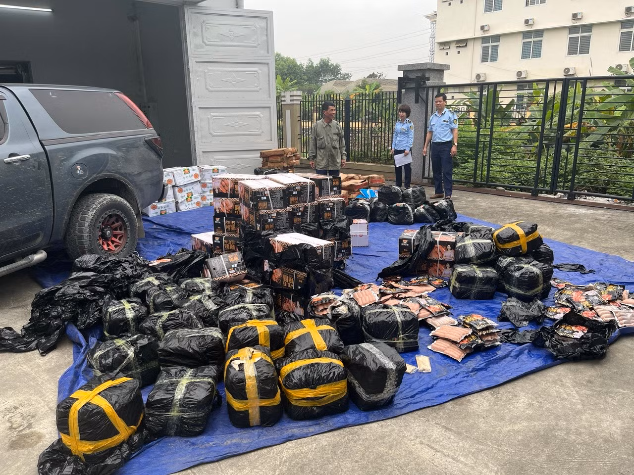 Ngăn chặn trên 2,3 tấn thực phẩm không rõ nguồn gốc -1