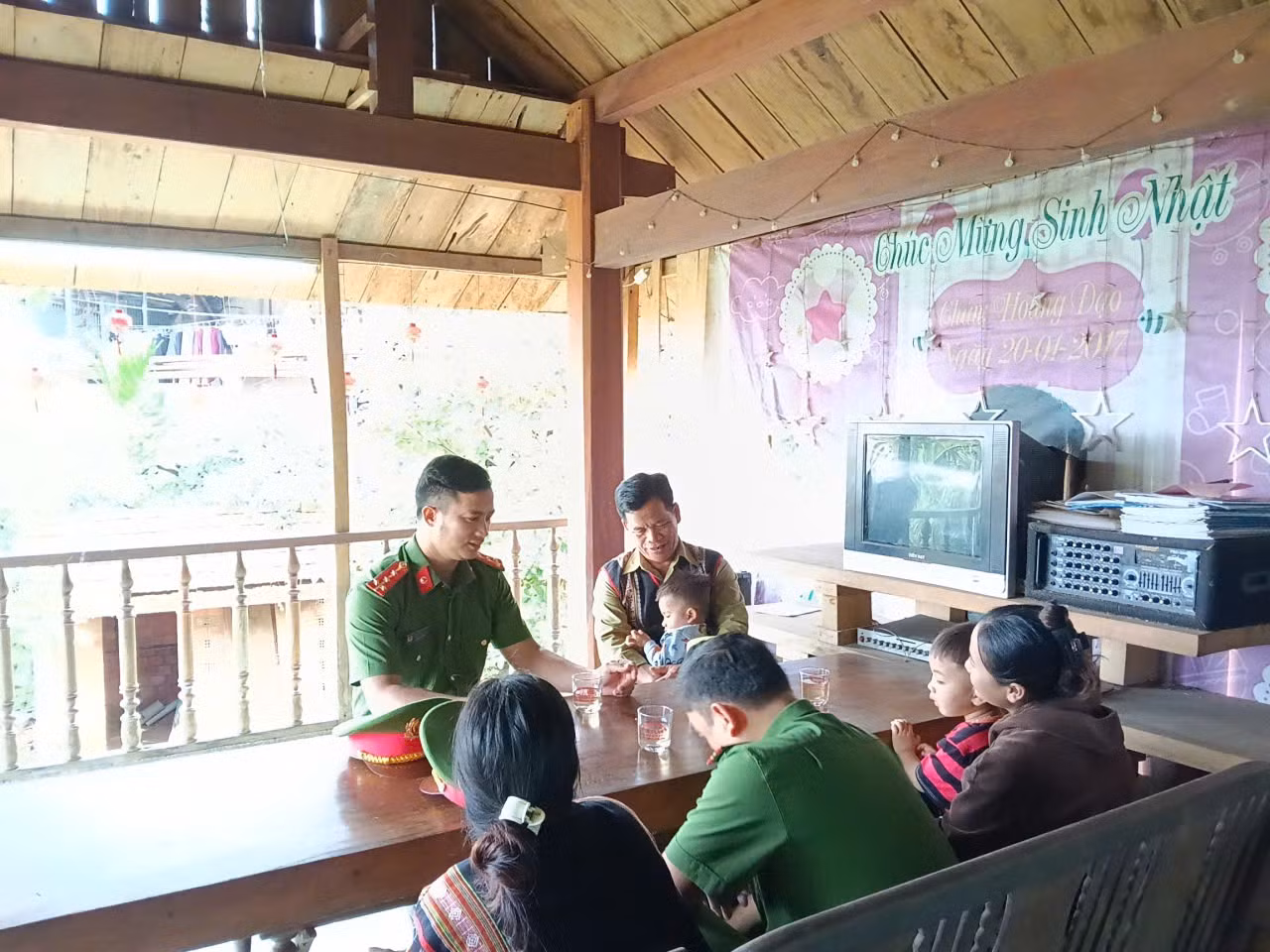 “Gần dân nhất” để hoàn thành tốt nhiệm vụ người cán bộ Công an xã ở vùng cao -0