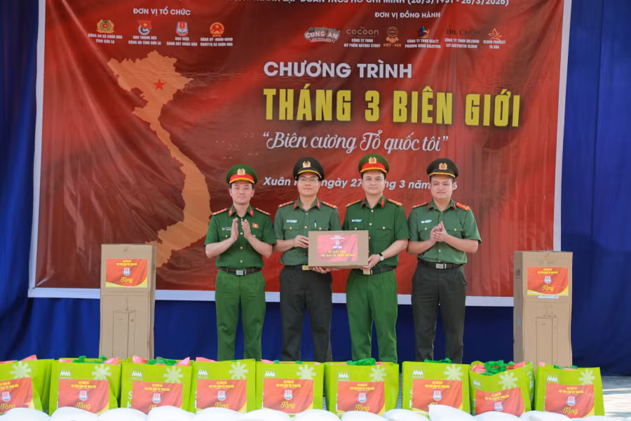 Học viện Cảnh sát nhân dân mang nhiều phần quà ý nghĩa về với học sinh và cán bộ Công an biên giới -0