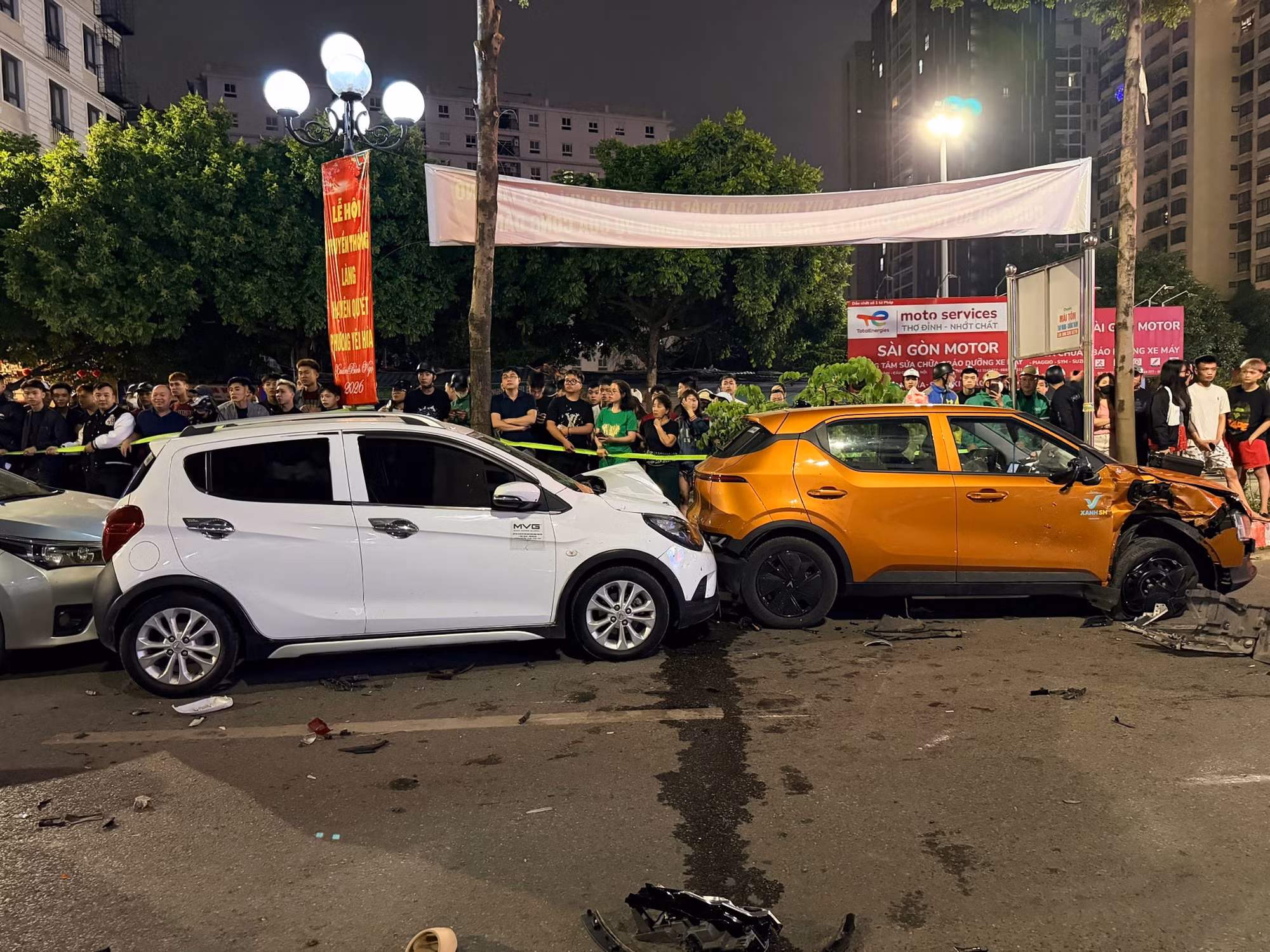 Xế sang Lexus tông nhiều ô tô và xe máy ở Hà Nội, tài xế không có cồn -0