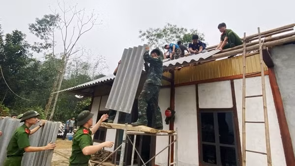 Đoàn Thanh niên Công an tỉnh Lào Cai hỗ trợ người dân khắc phục hậu quả mưa dông