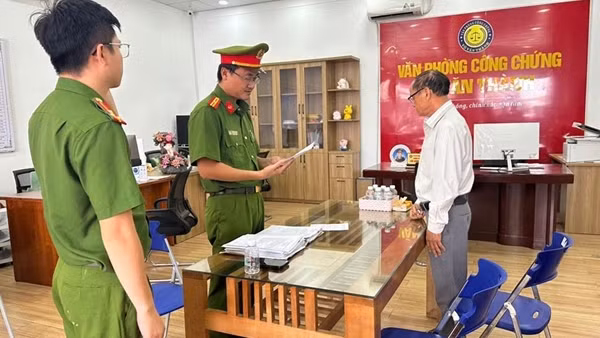 Bắt tạm giam Công chứng viên tiếp tay cho kẻ lừa bán đất