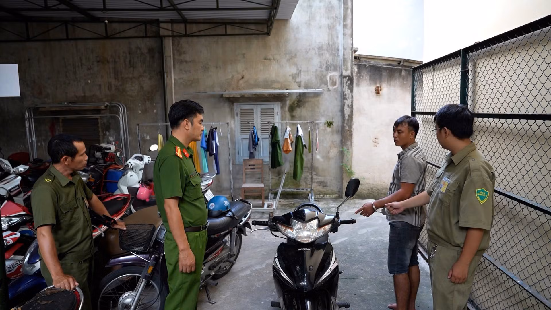 Nhanh chóng bắt giữ đồng phạm của đối tượng trộm xe máy bị bảo vệ truy đuổi -0