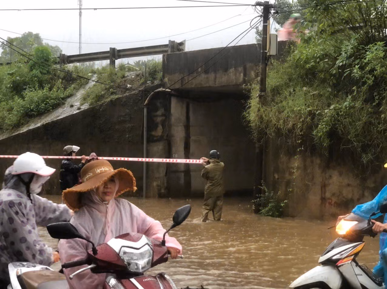 Mưa lớn kéo dài, lực lượng vũ trang tất bật giúp dân vùng “rốn lũ” sơ tán -1