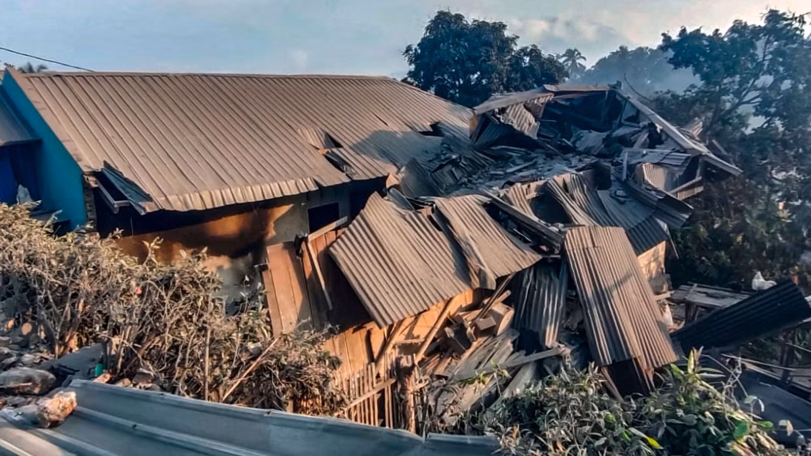 Cận cảnh núi lửa Indonesia phun trào khiến 10 người chết -0