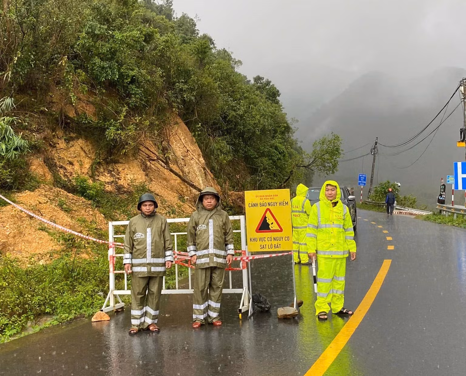 Mưa lớn kéo dài, lực lượng vũ trang tất bật giúp dân vùng “rốn lũ” sơ tán -2