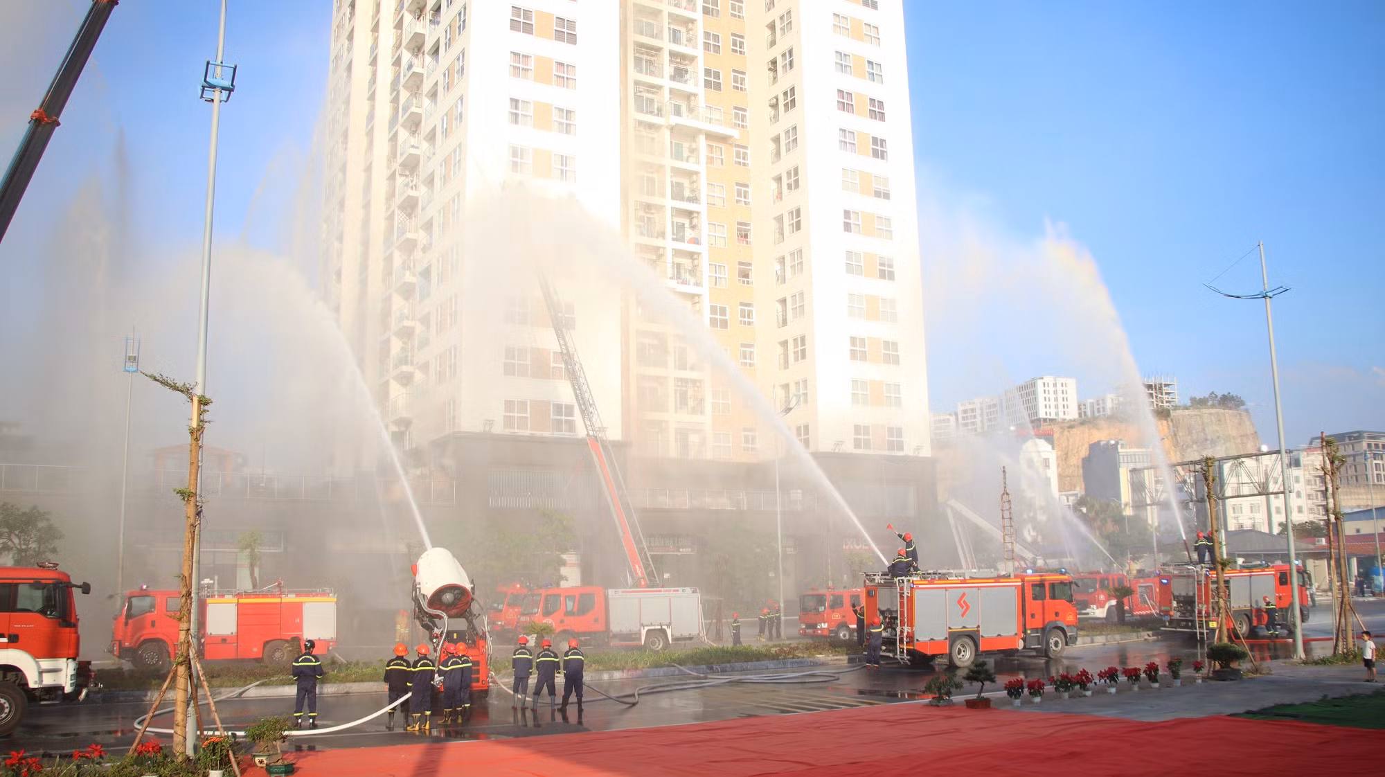 các lực lượng diễn tập phương án pccc tại chung cư newlife tower.jpg -0