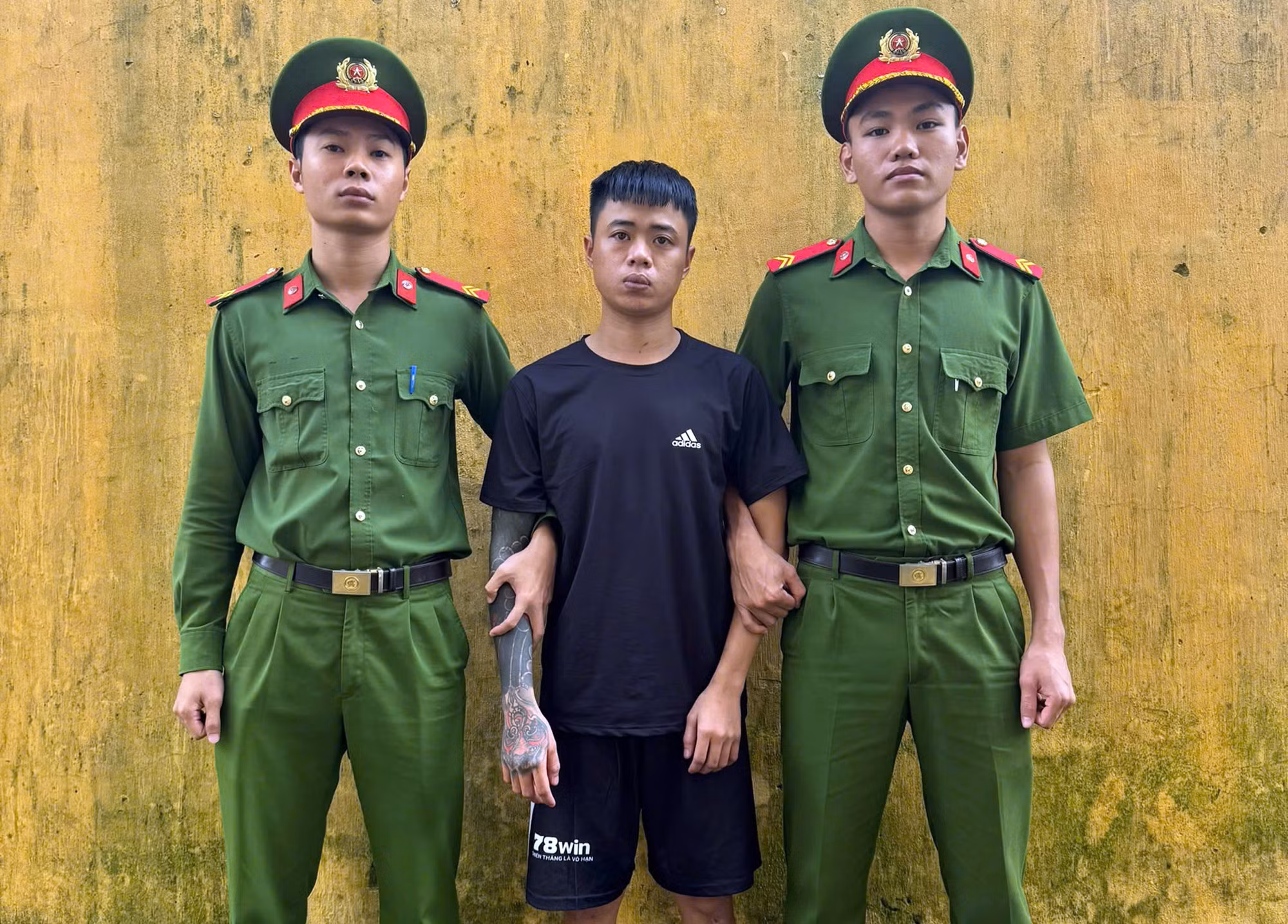 Thấy vợ cũ ngồi nhậu cùng nhóm bạn, đối tượng dùng súng bắn người -0