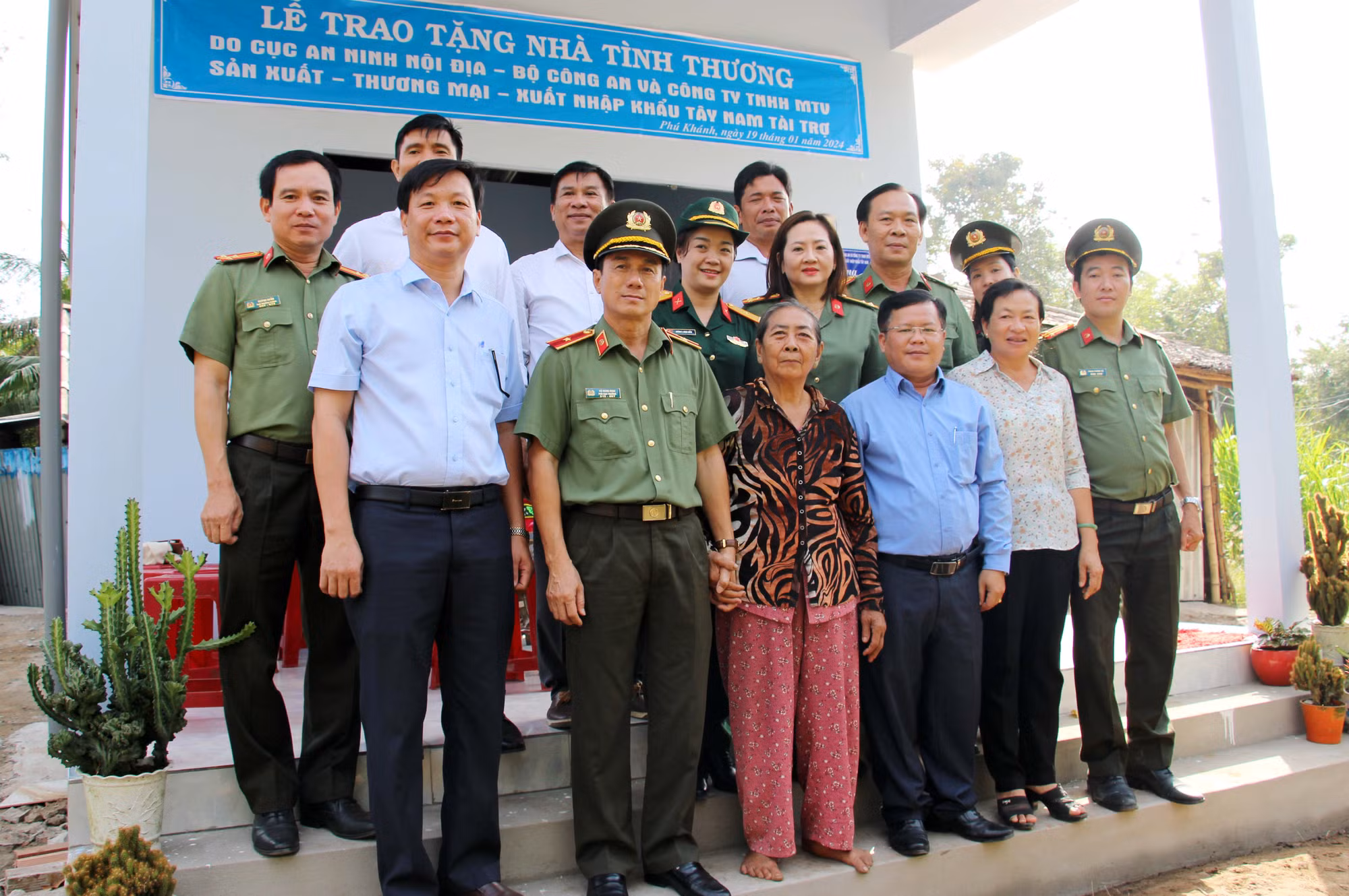 Bàn giao 2 căn Nhà Tình thương tặng gia đình khó khăn ở Bến Tre -0