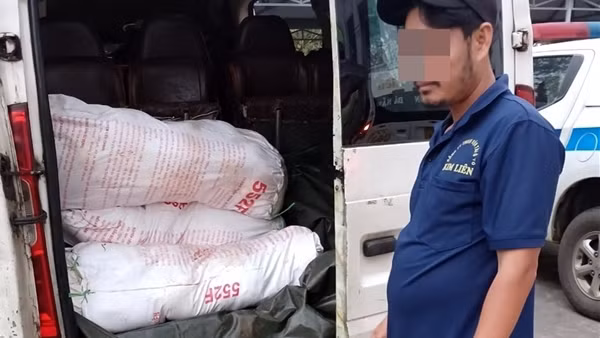 Xe khách vận chuyển mỡ động vật không rõ nguồn gốc và thuốc lá lậu