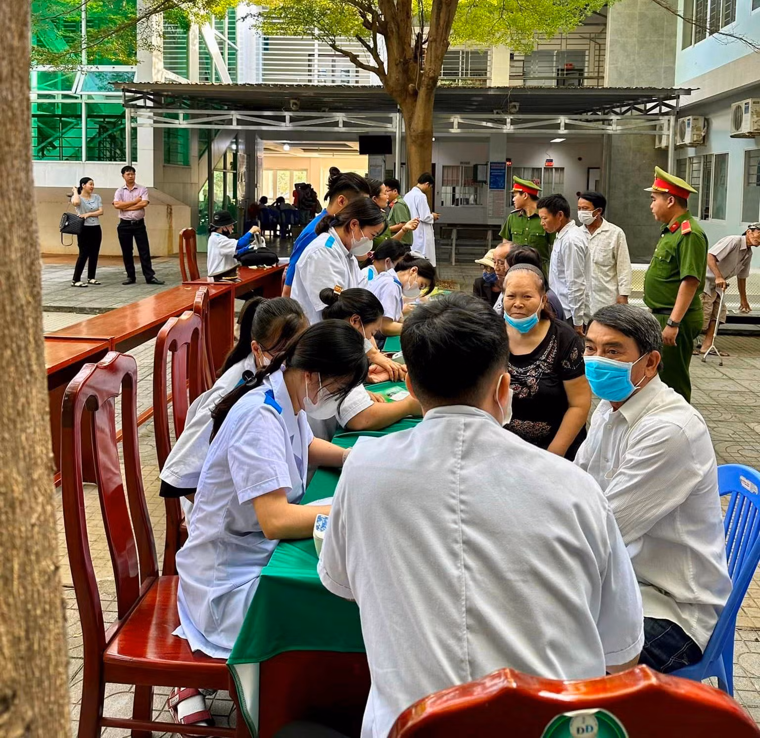 Tặng quà, khám - tư vấn các bệnh về mắt miễn phí cho người dân Đất Đỏ -2