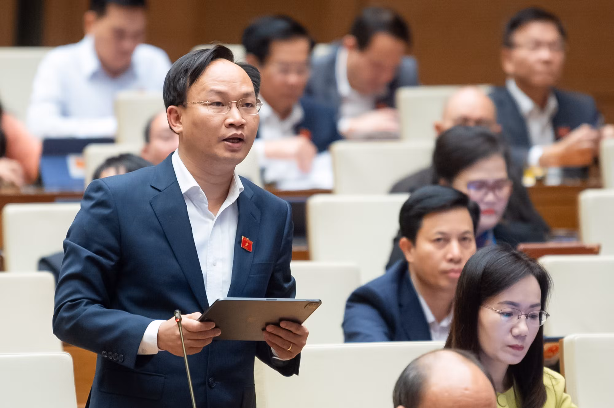 Đại biểu lo ngại tình trạng chèn ép khách hàng vay vốn mua bảo hiểm -0