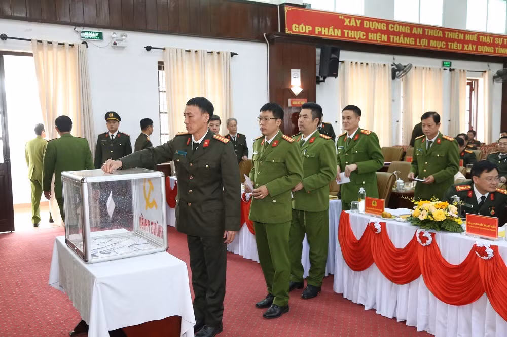 Đoàn Thanh tra CAND, Công an các địa phương viếng và hỗ trợ gia đình Phó trưởng Công an phường Thủy Vân hy sinh -0