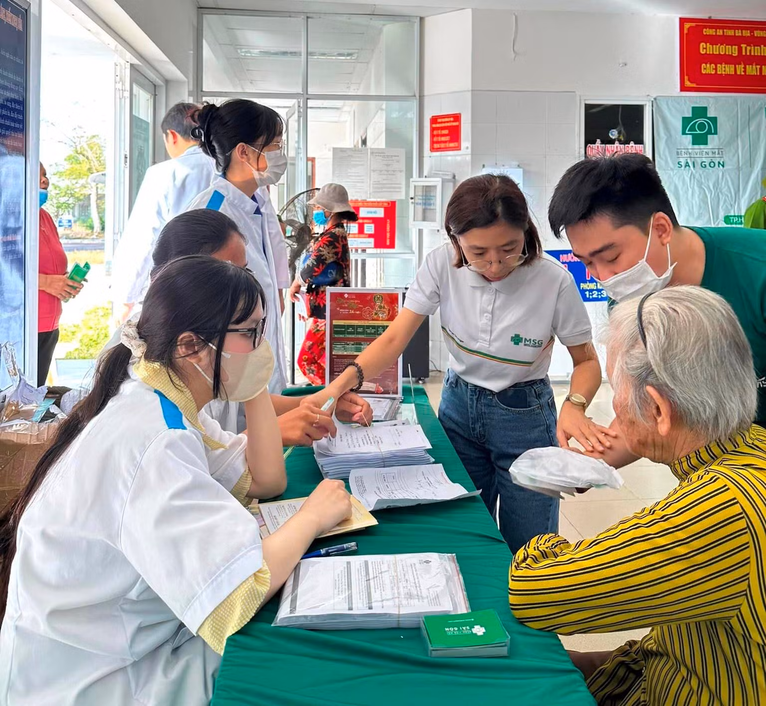 Tặng quà, khám - tư vấn các bệnh về mắt miễn phí cho người dân Đất Đỏ -0
