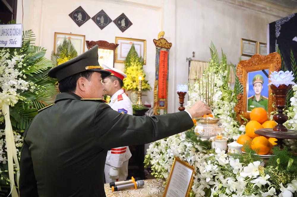 Thứ trưởng Bộ Công an Lê Quốc Hùng viếng Phó trưởng Công an phường hy sinh khi làm nhiệm vụ -0
