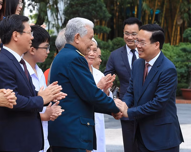 chu_tich_nuoc_gap_mat_dai_bieu.jpg -0