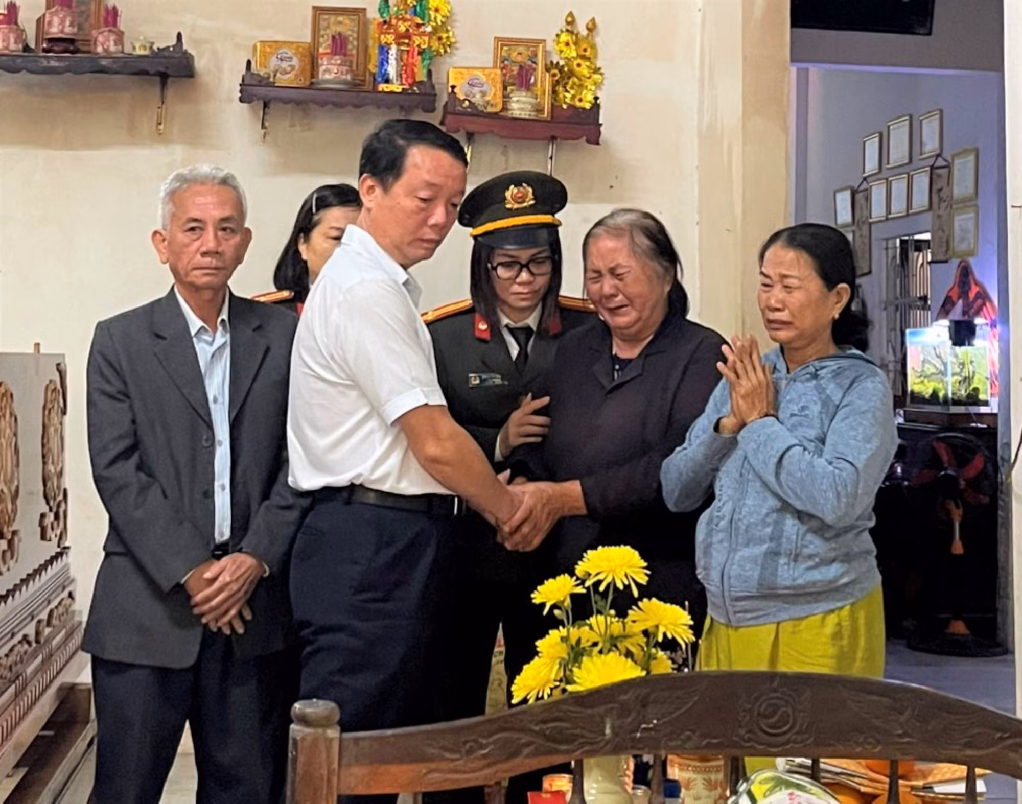 Thương tiếc cán bộ Công an dũng cảm hy sinh khi làm nhiệm vụ đảm bảo ANTT địa bàn -0