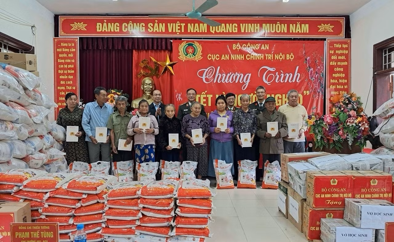 Cục An ninh chính trị nội bộ: Trao 1000 suất quà&nbsp;tặng đồng bào nghèo vùng biên cương&nbsp; -0