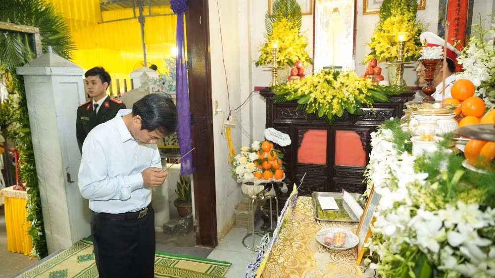 Thứ trưởng Bộ Công an Lê Quốc Hùng viếng Phó trưởng Công an phường hy sinh khi làm nhiệm vụ -0