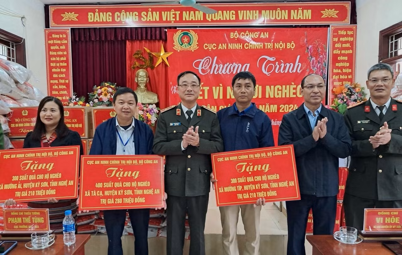 Cục An ninh chính trị nội bộ: Trao 1000 suất quà&nbsp;tặng đồng bào nghèo vùng biên cương&nbsp; -0