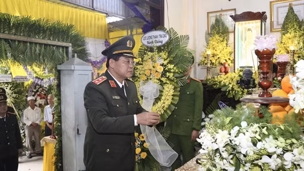 Công an các đơn vị, địa phương viếng và hỗ trợ gia đình Phó trưởng Công an phường hy sinh