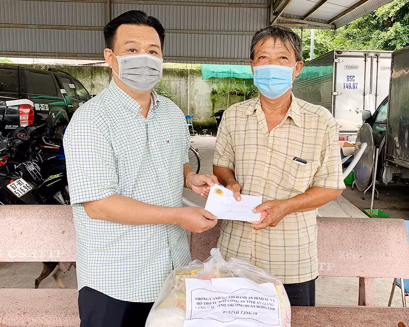 Vợ chồng trốn truy nã bị bắt, Công an An Giang hỗ trợ tiền, gạo để ông ngoại nuôi 2 cháu -0