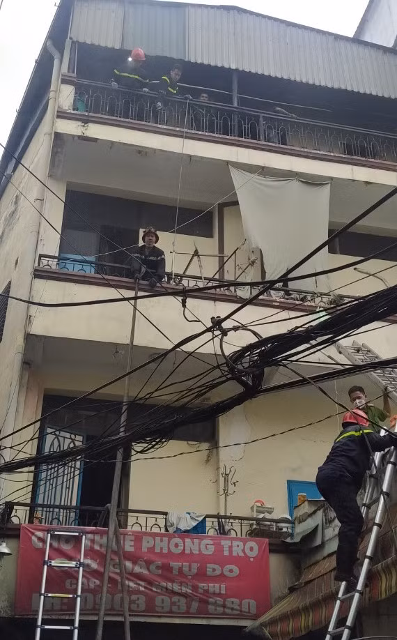 Hướng dẫn, giải cứu 40 người thoát khỏi căn nhà 4 tầng bị cháy trong hẻm -0