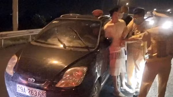 Thiết lập barie trên đường đón lõng bắt 2 đối tượng cướp giật ảnh 4