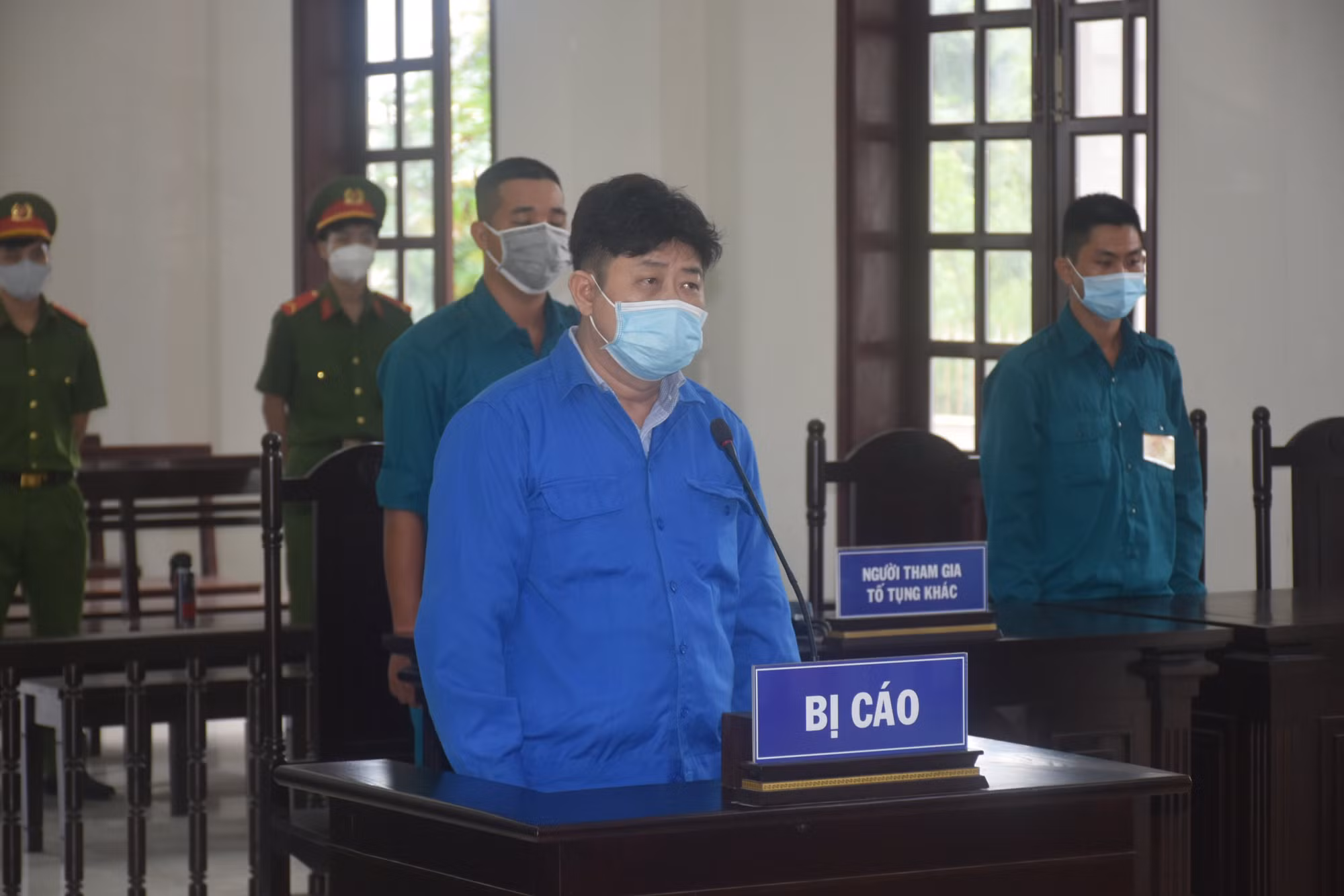 Lãnh 12 tháng tù giam vì tội Chống người thi hành công vụ -0
