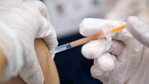 New York sa thải tất cả nhân viên y tế chưa tiêm vaccine COVID-19 ảnh 3