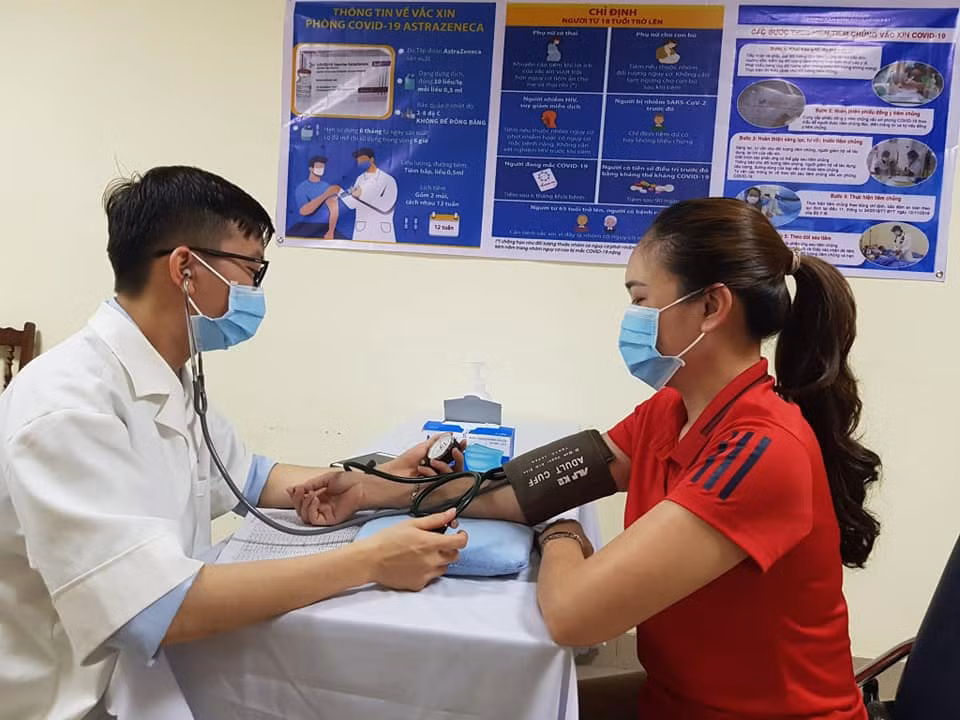 Không cần đo huyết áp tất cả người tiêm vaccine COVID-19 -0