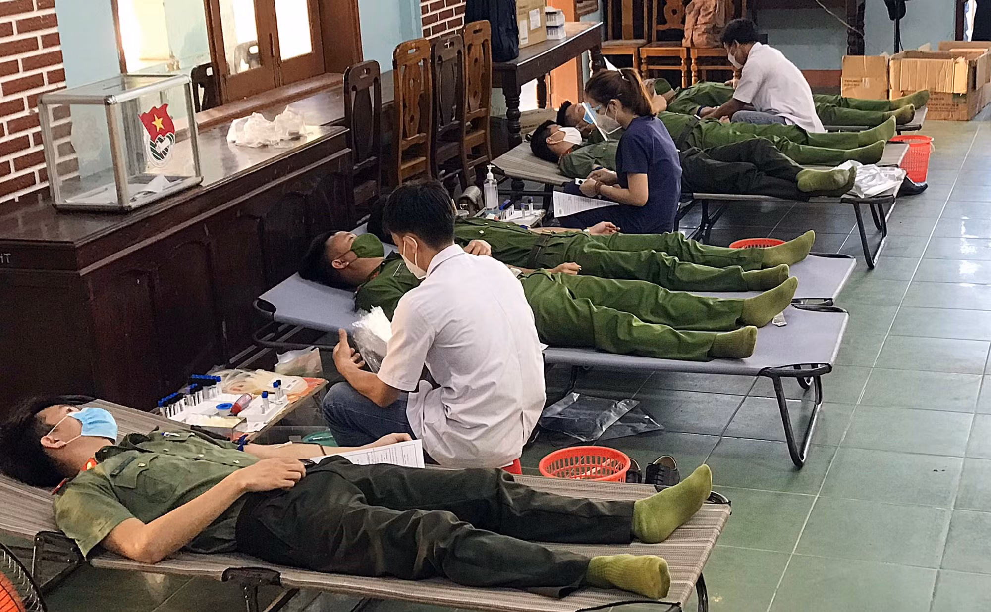Công an vùng cao Nam Trà My hiến máu tình nguyện giữa mùa dịch COVID-19 -0