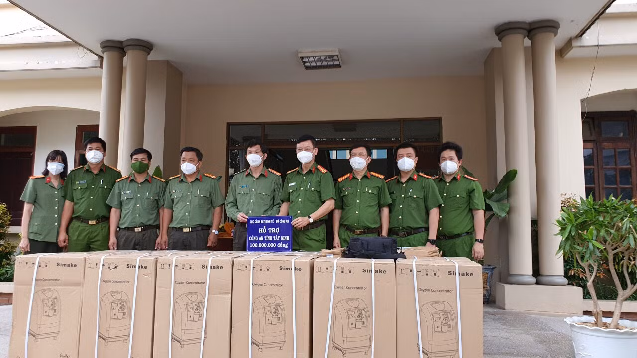 CBCS Cục Cảnh sát kinh tế tặng hơn 500 triệu đồng và nhiều phương tiện chống dịch -4